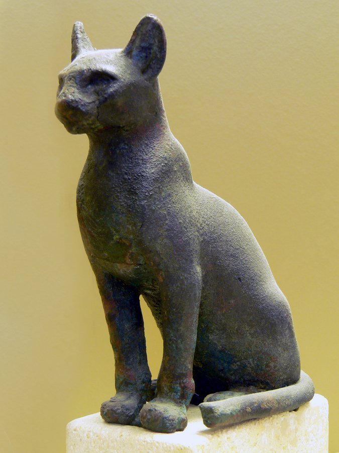 В Древнем Египте кошки считались божественными животными