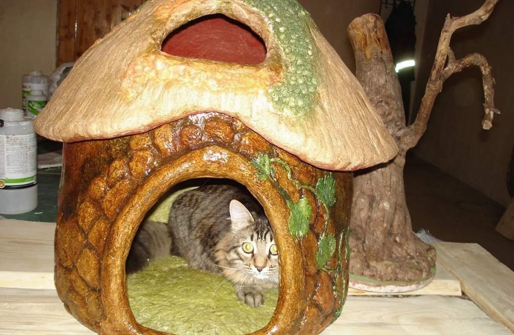Домик для кошки из садовой фигурки.