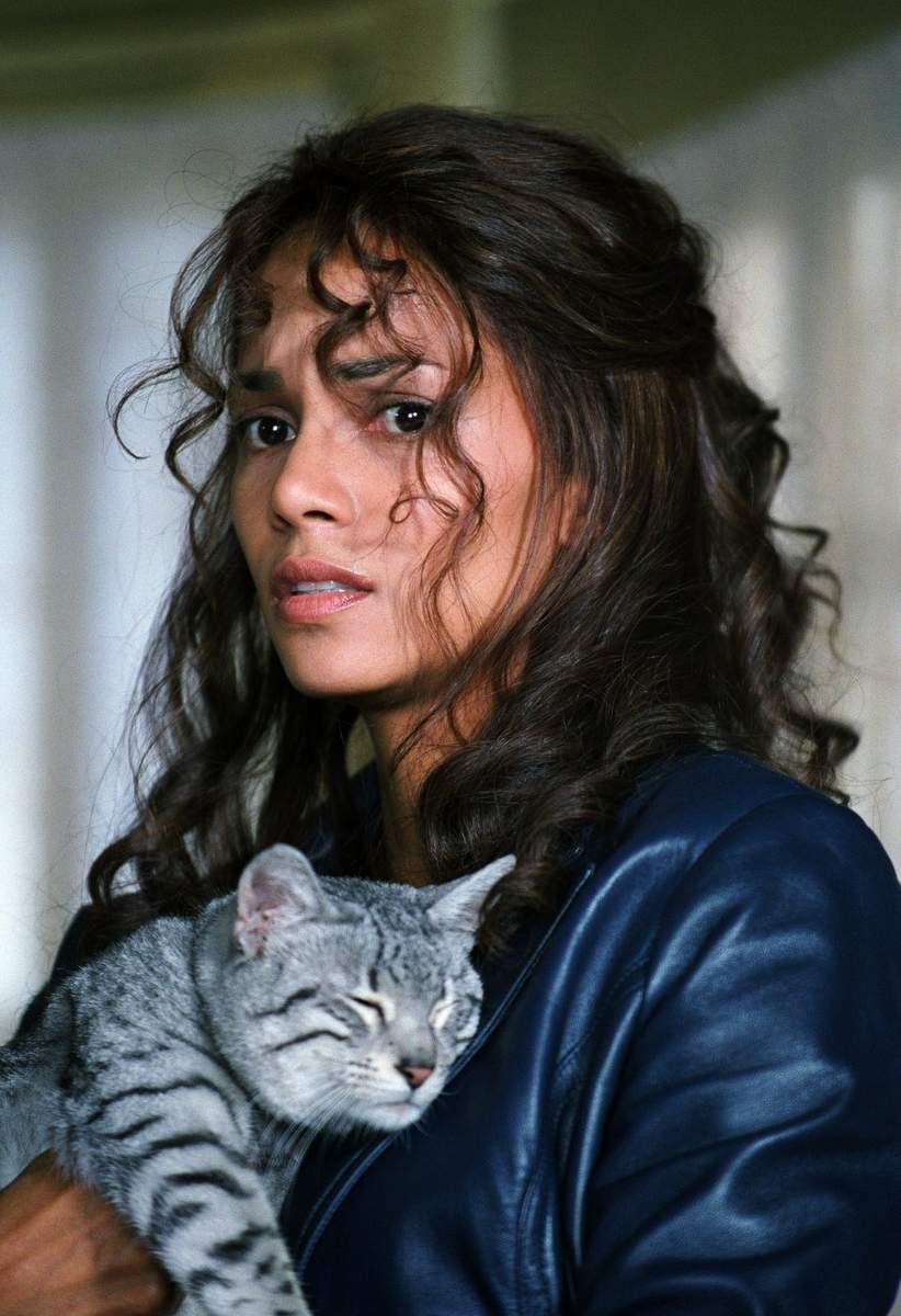 Кадры из фильма "Женщина-кошка" (Catwoman).
