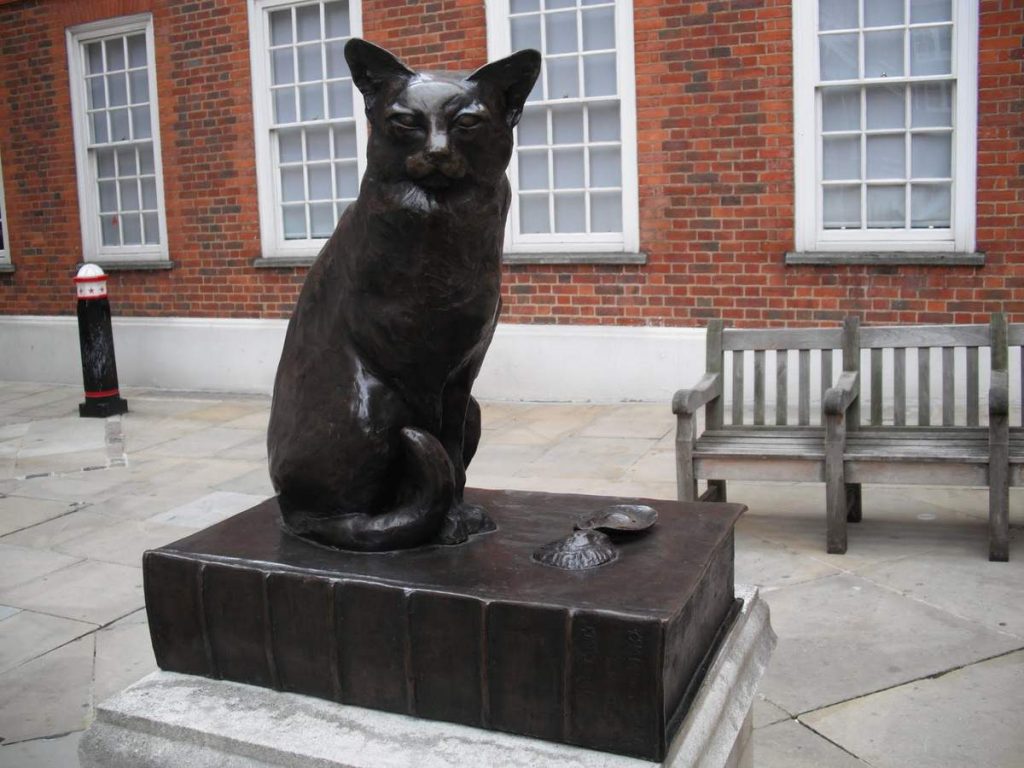 В 1997 году мэр Лондона торжественно открыл памятник коту Ходжу — любимцу Сэмюэля Джонсона.