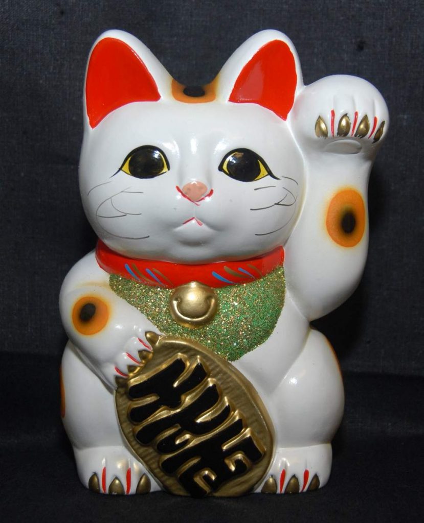 Манэки-нэко — распространённая японская скульптура, которая, как полагают, приносит её владельцу удачу.