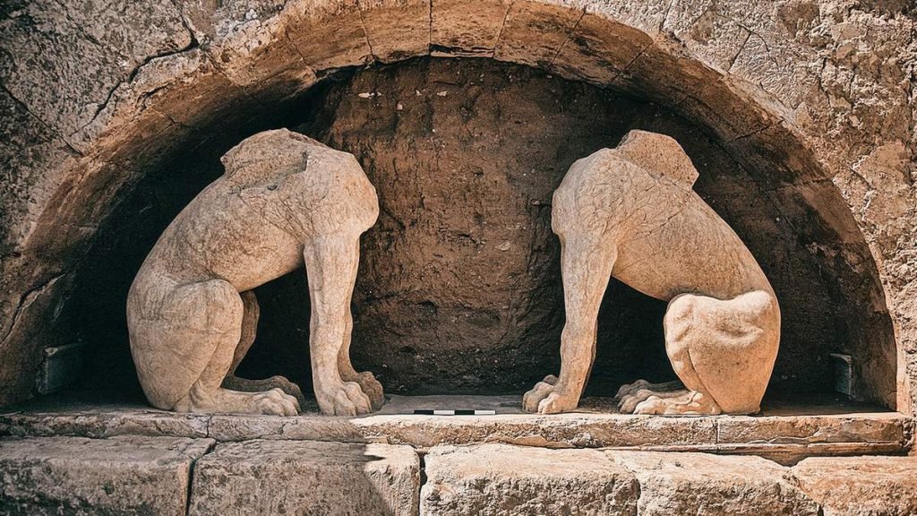 Статуи львов на руинах древнегреческого города.
