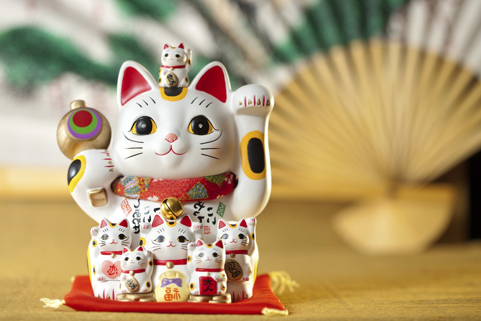 Японцы уже давно приманивают удачу кошкой манэки-нэко.